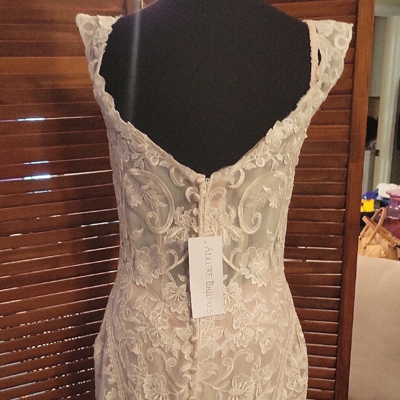 Allure Bridals White Sheath Wedding Dress with Sweetheart Neckline - Picture 5 of 16